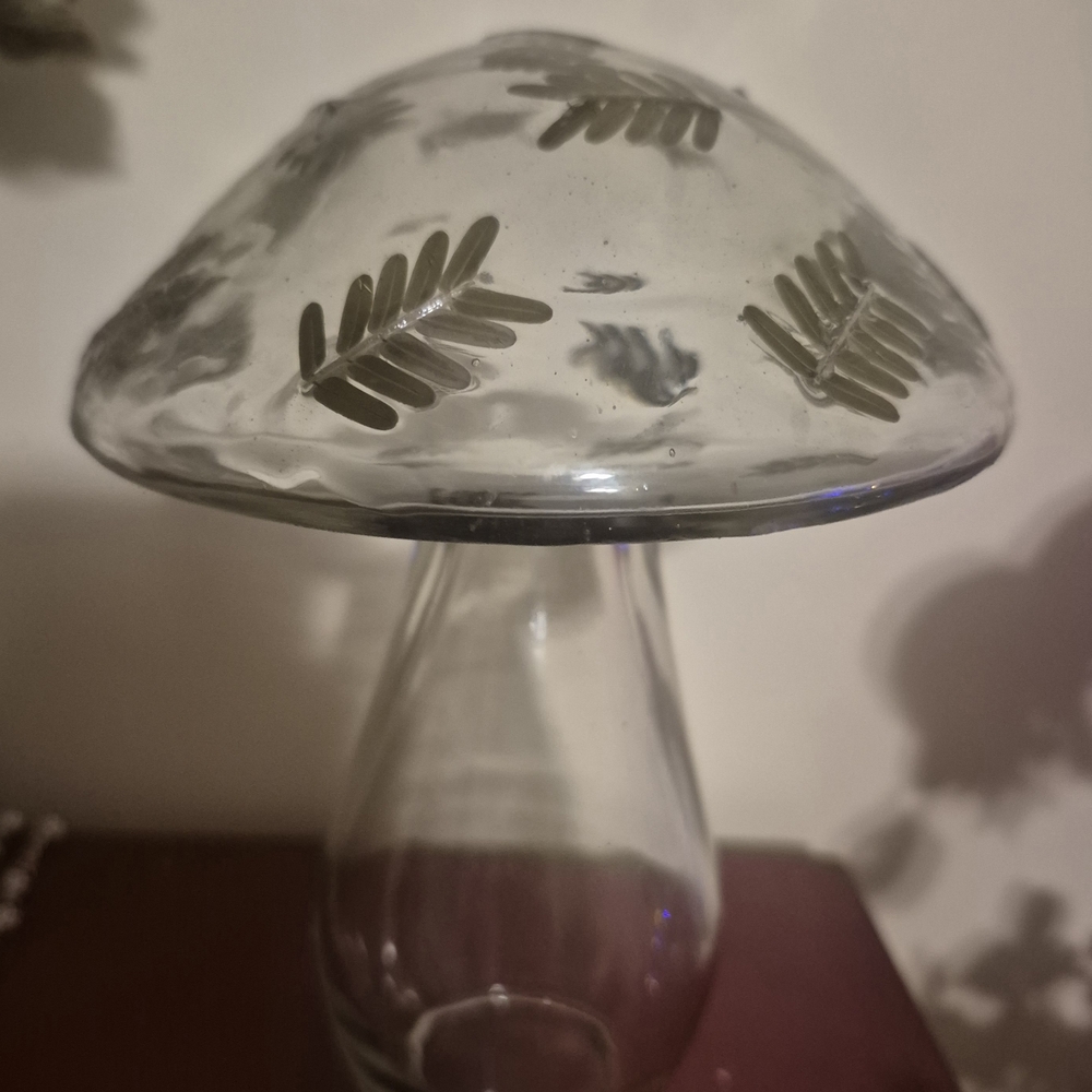 Glass Mushroom 🍄 Decor with Real Leaf Design- BNWOT